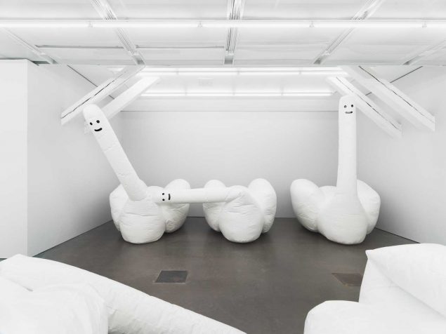 David Shrigley, installation af udstillingen Giant Inflatable Swan-Things, Spritmuseum, Stockholm (2018). Foto: Jonas Lindström. Courtesy the artist and Galleri Nicolai Wallner.