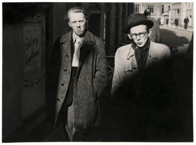 Ib Geertsen og Albert Mertz foran Pustervig Kunsthandel i 1944. Fotograf: Jørgen Roos.